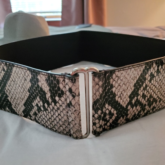 EXPRESS M/L Wide Elastic Band Snake Print Waist Belt with Front Hook Closure - Picture 7 of 9